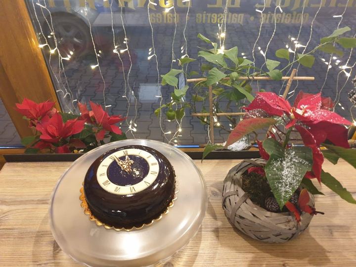 Tort de Revelion cu cadran de ceas din ciocolată