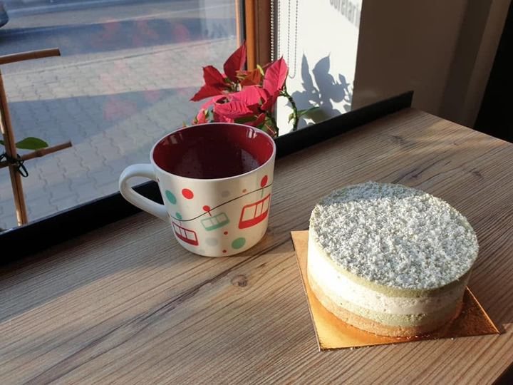 Tort cu cocos lângă geam, cu cana de ceai