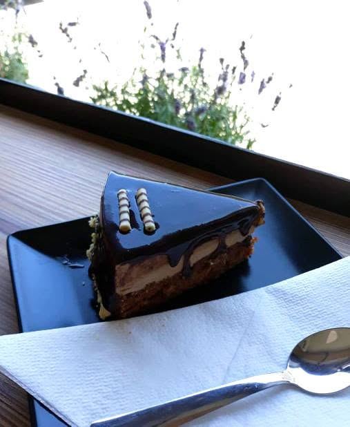 Felie de tort de ciocolată cu sos de ciocolată