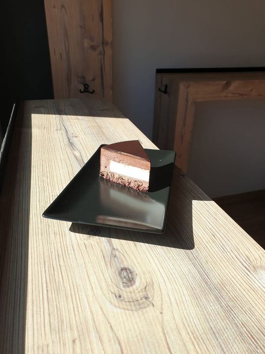 Felie de tort cu straturi de ciocolată