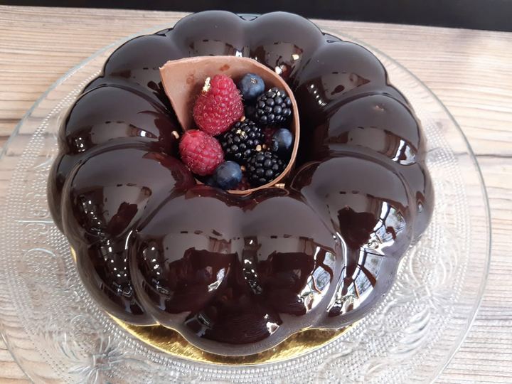 Tort cu glazură oglindă de ciocolată, zmeură și mure