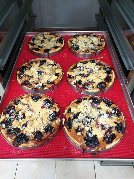 Tarte cu fructe de pădure și crumble, proaspăt scoase din cuptor