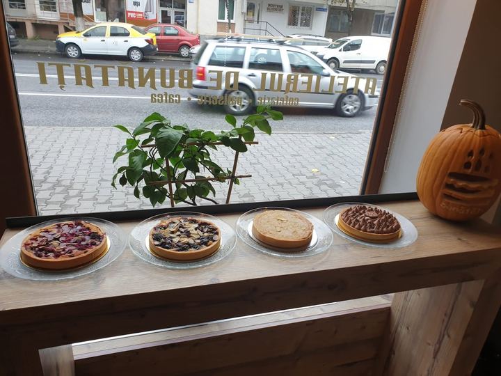 Tarte cu fructe de pădure în geamul cofetăriei