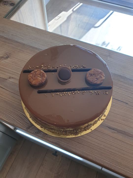 Tort cu caramel, glazură de ciocolată și biscuiți