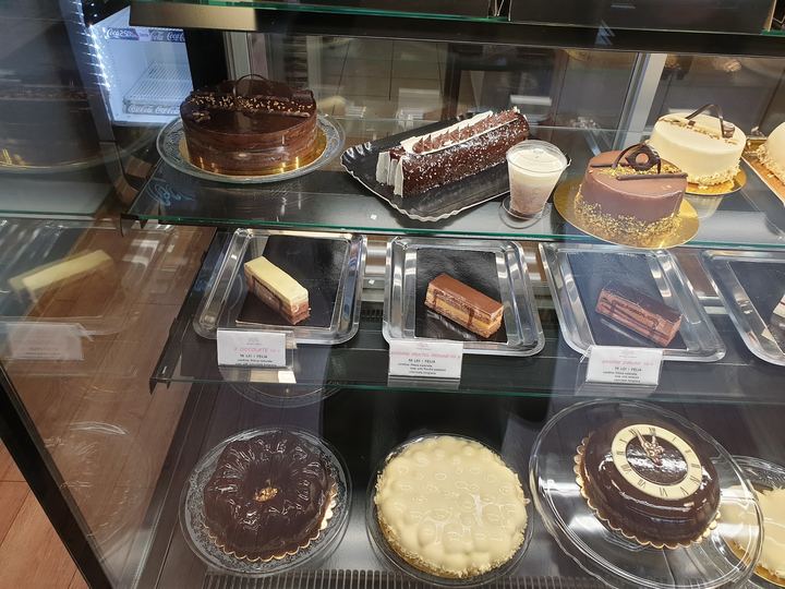 Vitrina: torturi, ruladă și prăjituri la felie